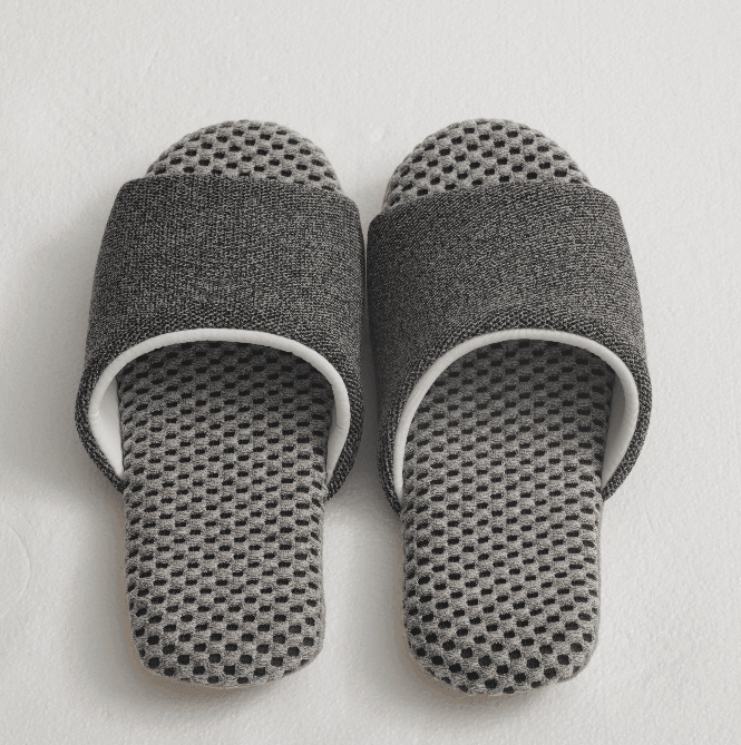 Slippers made of linen 3D mesh fabric